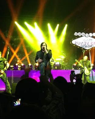 Three Days Grace Elmont